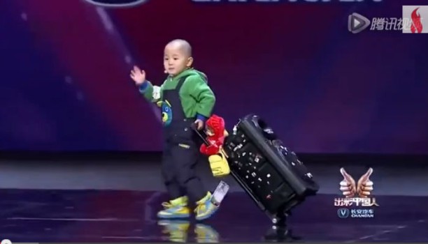Jet Li, ramas fara replica in fata unui baietel de 3 ani. VIDEO