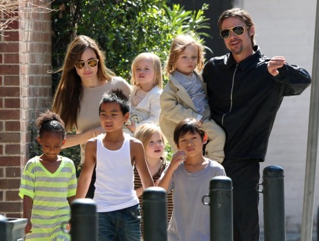 Angelina Jolie si cei sase copii ai sai vor juca in "Cleopatra"