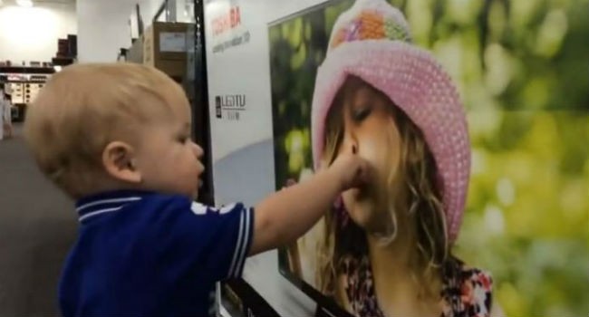 Primul sarut al unui bebelus de 11 luni VIDEO