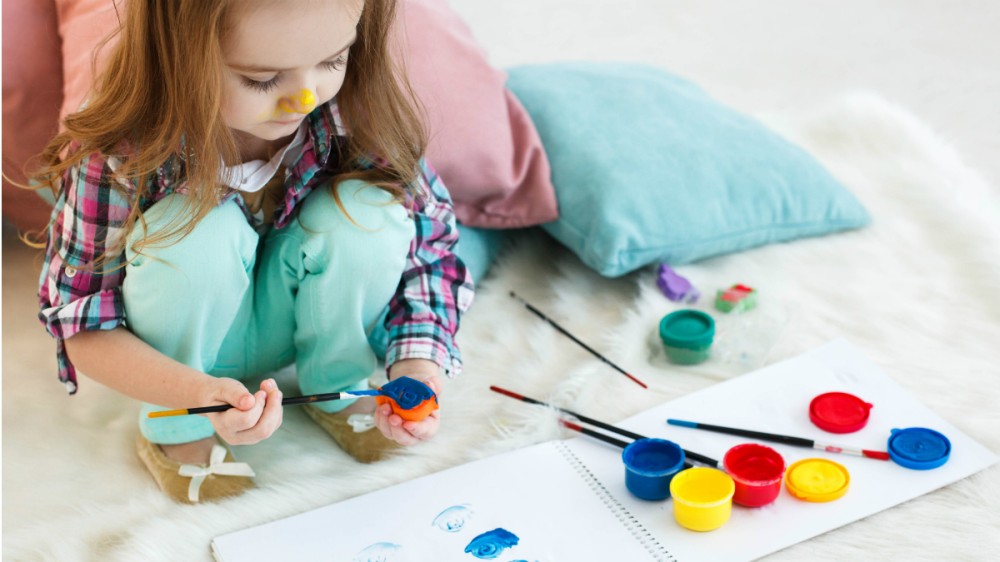Distracţie neconvenţională:  7 idei prin care îţi poţi ţine copilul ocupat toată ziua
