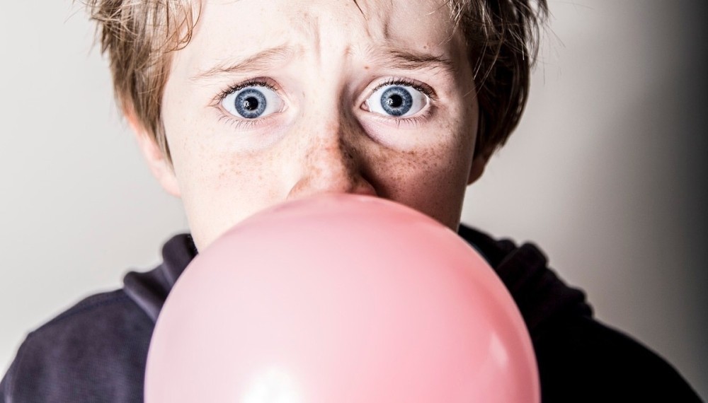 VIDEO Copilul tău a înghițit guma de mestecat? Când este cazul să mergi la medic