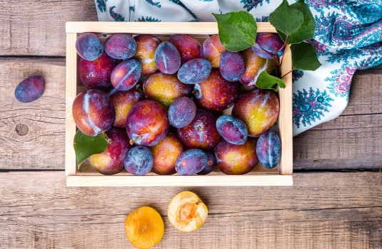 5 beneficii mai puțin cunoscute ale consumului de prune pentru copii