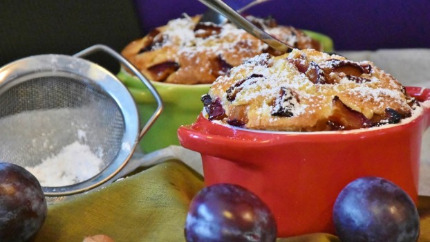 Clafoutis de prune, un desert franțuzesc cu prune românești