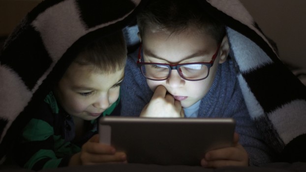La ce risc sunt expuși copiii care stau mai mult de 90 de minute în faţa ecranelor? Rezultatul unui studiu