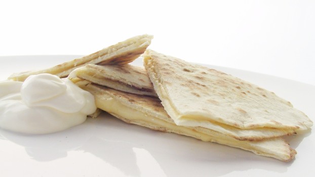 Quesadilla cu brânză şi ou: Un mic-dejun pe care îl poți transforma în gustare pentru școală