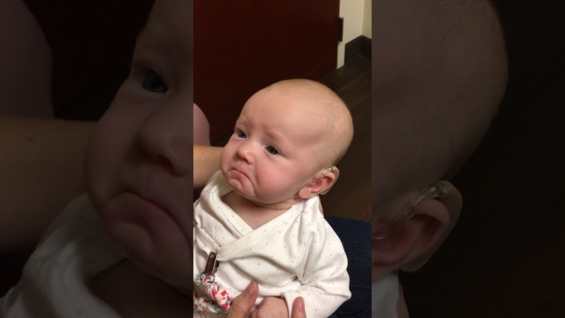 Puterea lui “Te iubesc!”. Reacția unui bebeluș surd când aude vocea mamei pentru prima dată VIDEO