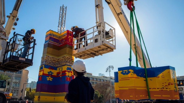 Un nou record mondial: Un turn de 36 de metri înălţime construit din piese Lego