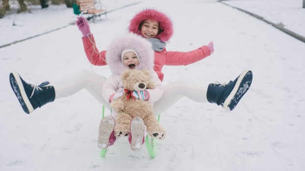 Cât timp pot petrece copiii afară, în frig? Ghid orientativ pentru părinți