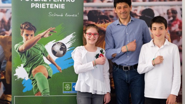 Doi copii din România participă la programul internațional  „Fotbal pentru Prietenie”