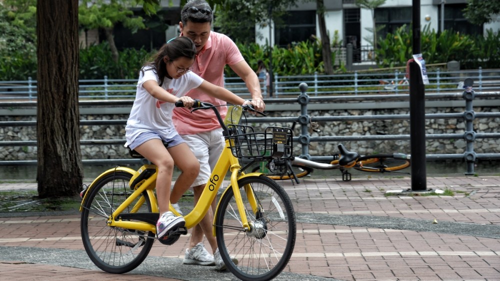 Vara pe două roți! Cum îți înveți juniorul să meargă pe bicicletă