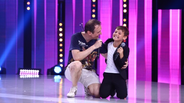 DaviN, fiul lui Călin Geambașu, bate la tobe și dansează ca Michael Jackson