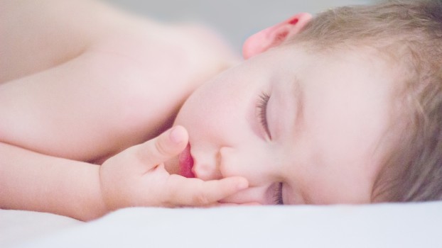 Probleme de somn la copii: Obiceiul părinților care crește riscul celor mici de a sforăi