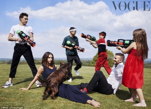 Victoria și David Beckham, alături de cei patru copii, într-un pictorial special