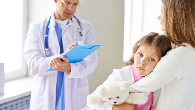 Ce poți face când copilul tău nu vrea la doctor? Soluții pentru a depăși frica de medic