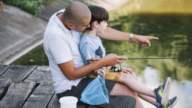 Cum poate ajuta pescuitul relația tată-fiu? Recomandările unor părinți cu experiență